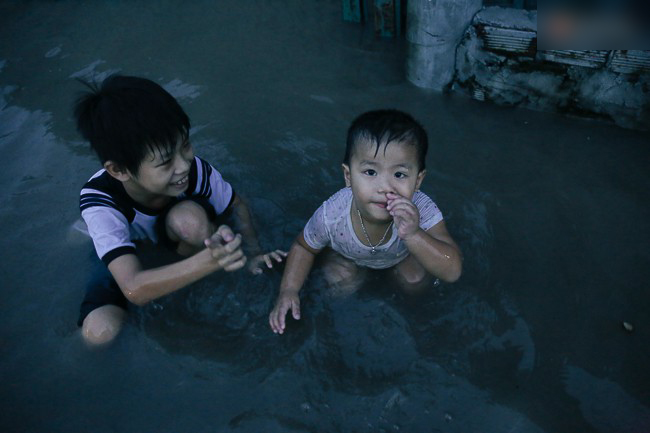 Triều cường đạt đỉnh ở Sài Gòn, trẻ em thích thú bơi lội khi đường biến thành sông